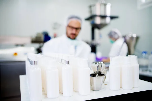 Victors cosmetic bottle quality inspection during injection blow molding