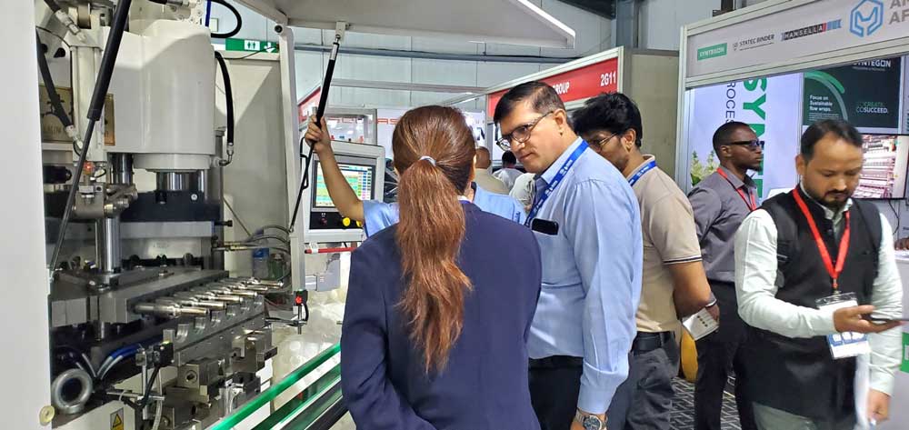 Machine discussion at the booth